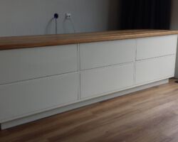 Audiomeubel, eiken topblad, push to open Audiomeubel, eiken topblad, push to open