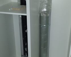 Kast om leidingen gebouwd.